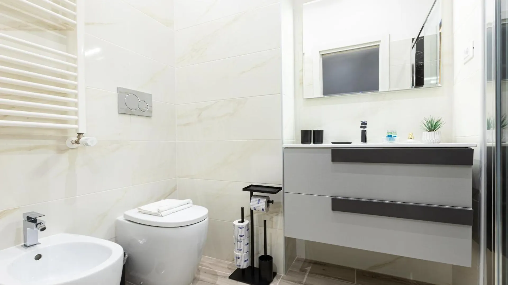 Trastevere Exclusive Three Bedroom Apartment - Top Collection Rome Italy